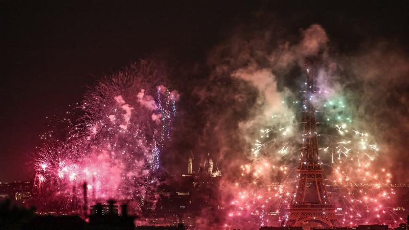Célébration de la Fête Nationale française avec un feu d'artifice spectaculaire